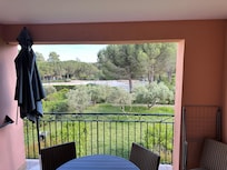 Voici notre chambre avec un payement pour le supplément vue lac….. on peut l’apercevoir au fond un morceau très loin ….