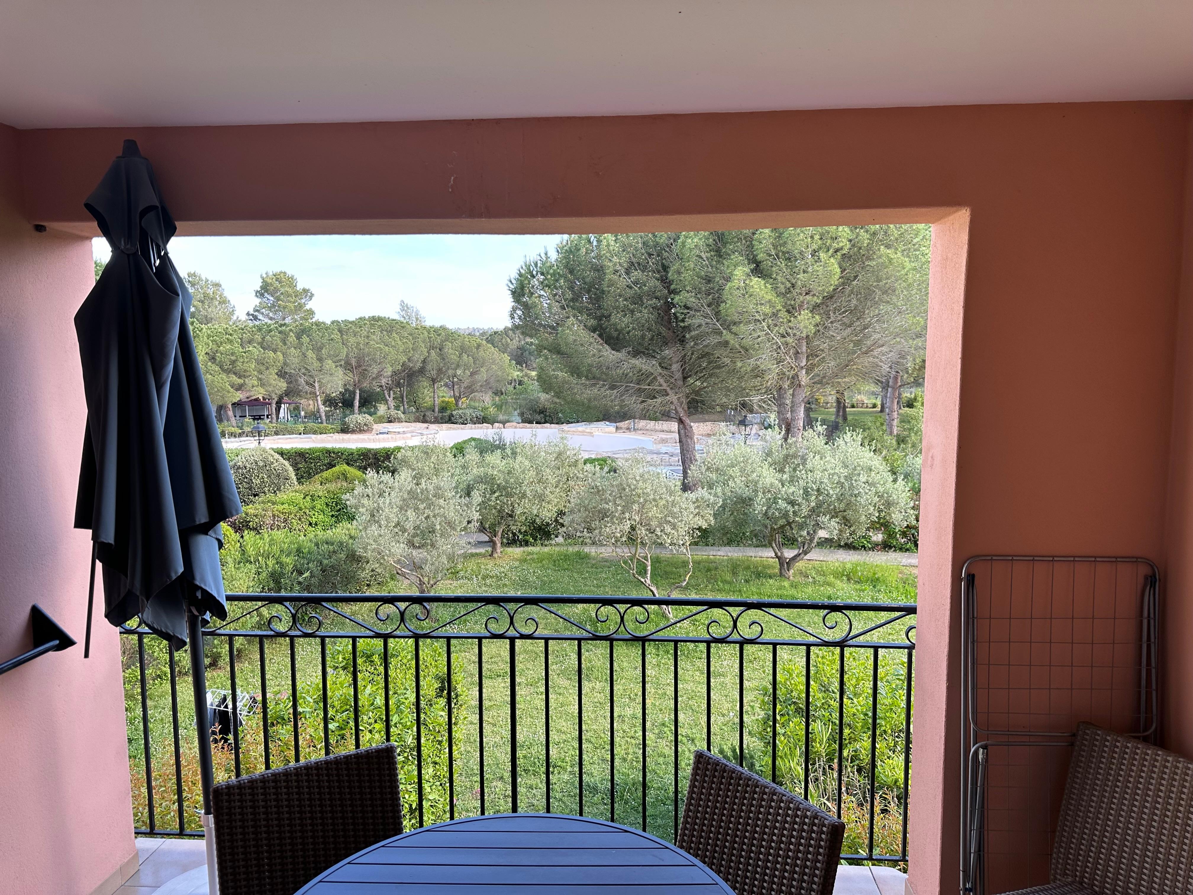 Voici notre chambre avec un payement pour le supplément vue lac….. on peut l’apercevoir au fond un morceau très loin ….