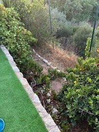 steile afgrond achter zwembad