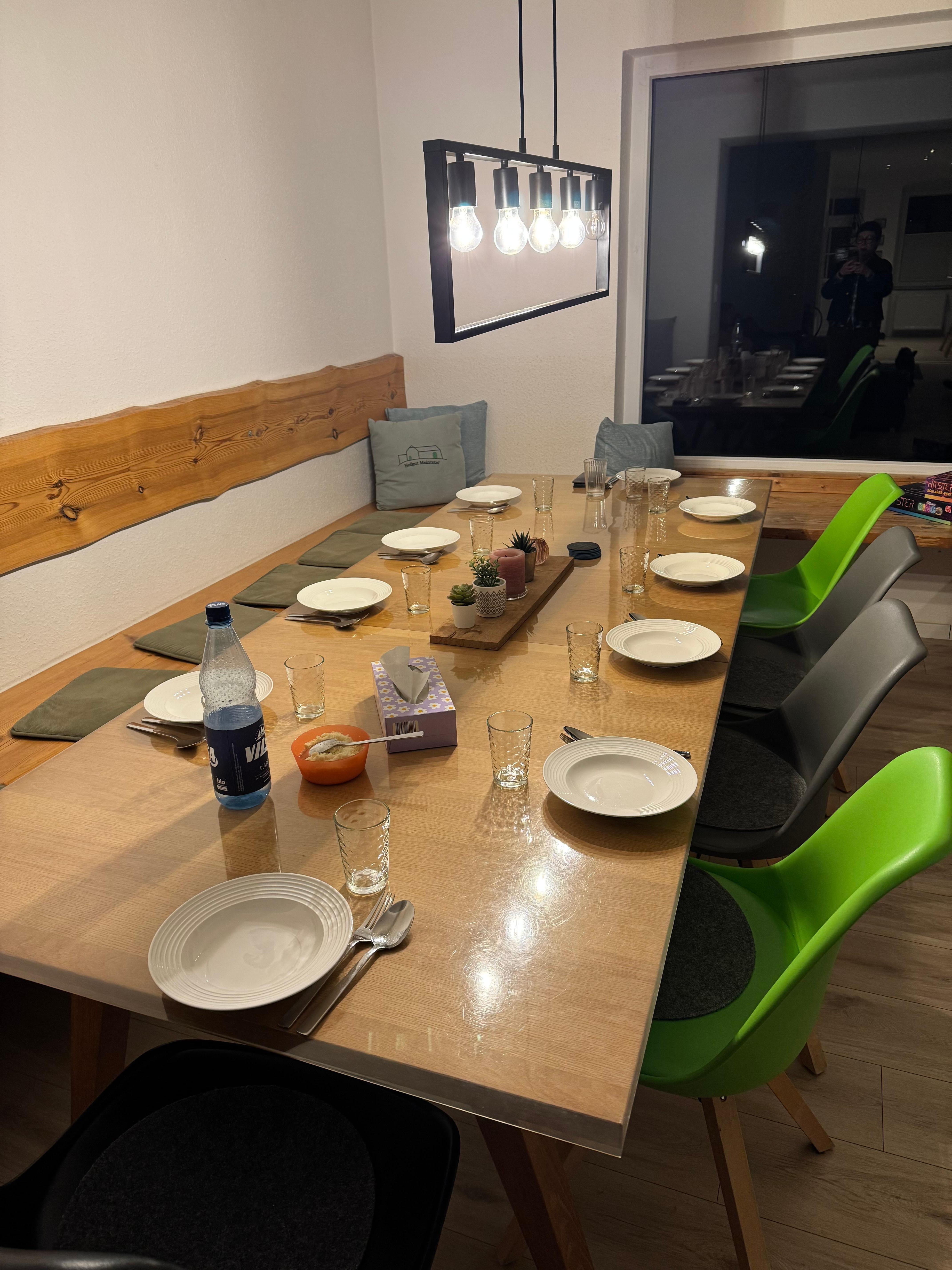 Wir waren mit 10 Erwachsenen plus kleinem Hund im Haus- genügend Platz für alle.