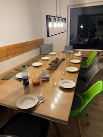 Wir waren mit 10 Erwachsenen plus kleinem Hund im Haus- genügend Platz für alle.