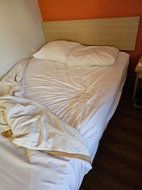 aqui se ve e hoyo en el colchon, estos colchones ya no sirven