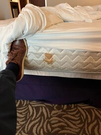 vista del colchon con mancha de que............ ? guacala.... los cuartos estan con cosas viejas, colchones, alfombras, ropa de cama,.,,,