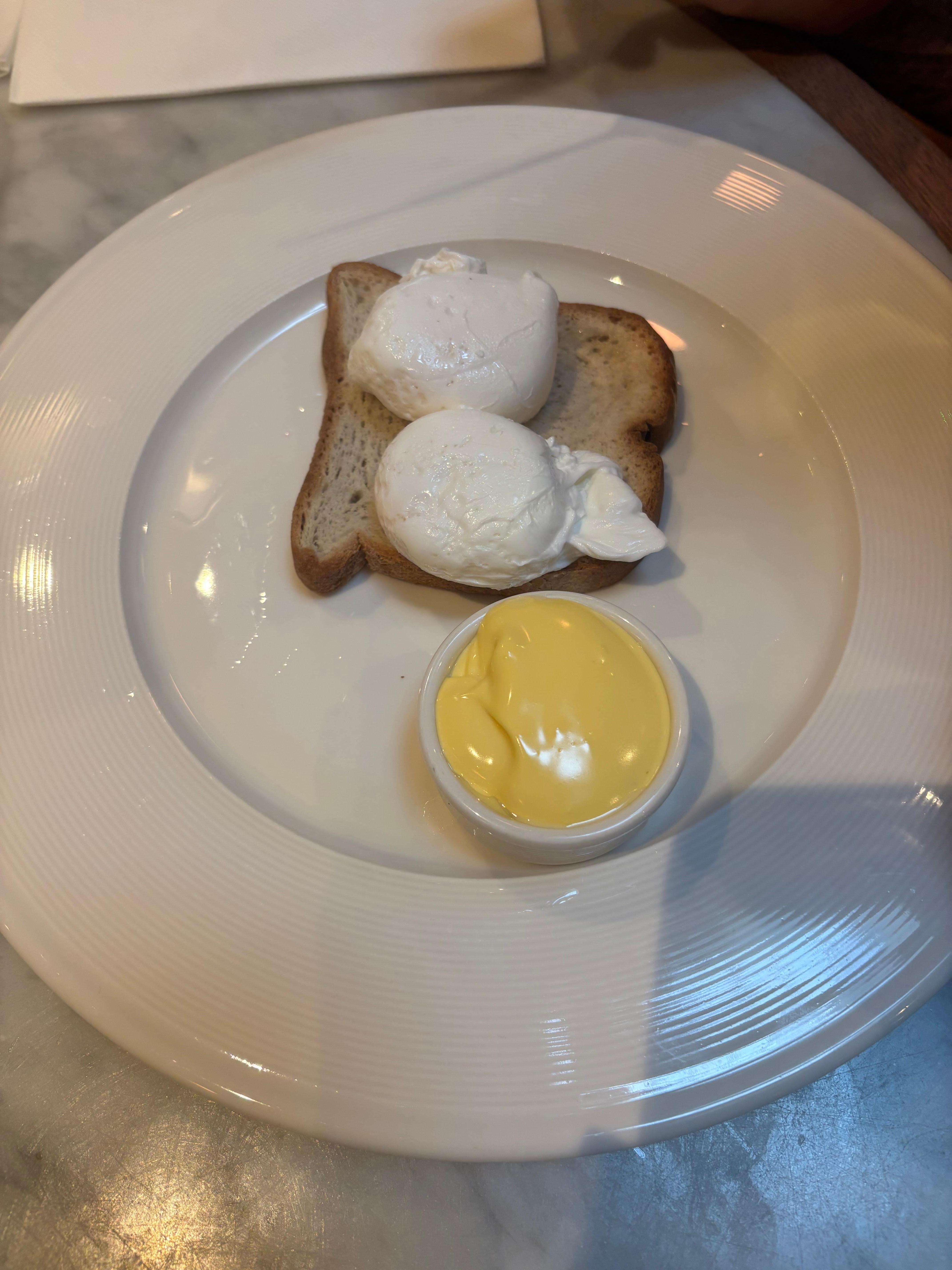 This was supposed to be the eggs royale but with no salmon and a dry piece of toast supposed to be gluten free but told the hollandaise may contain traces.