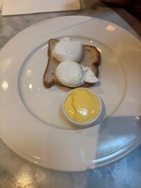 This was supposed to be the eggs royale but with no salmon and a dry piece of toast supposed to be gluten free but told the hollandaise may contain traces.
