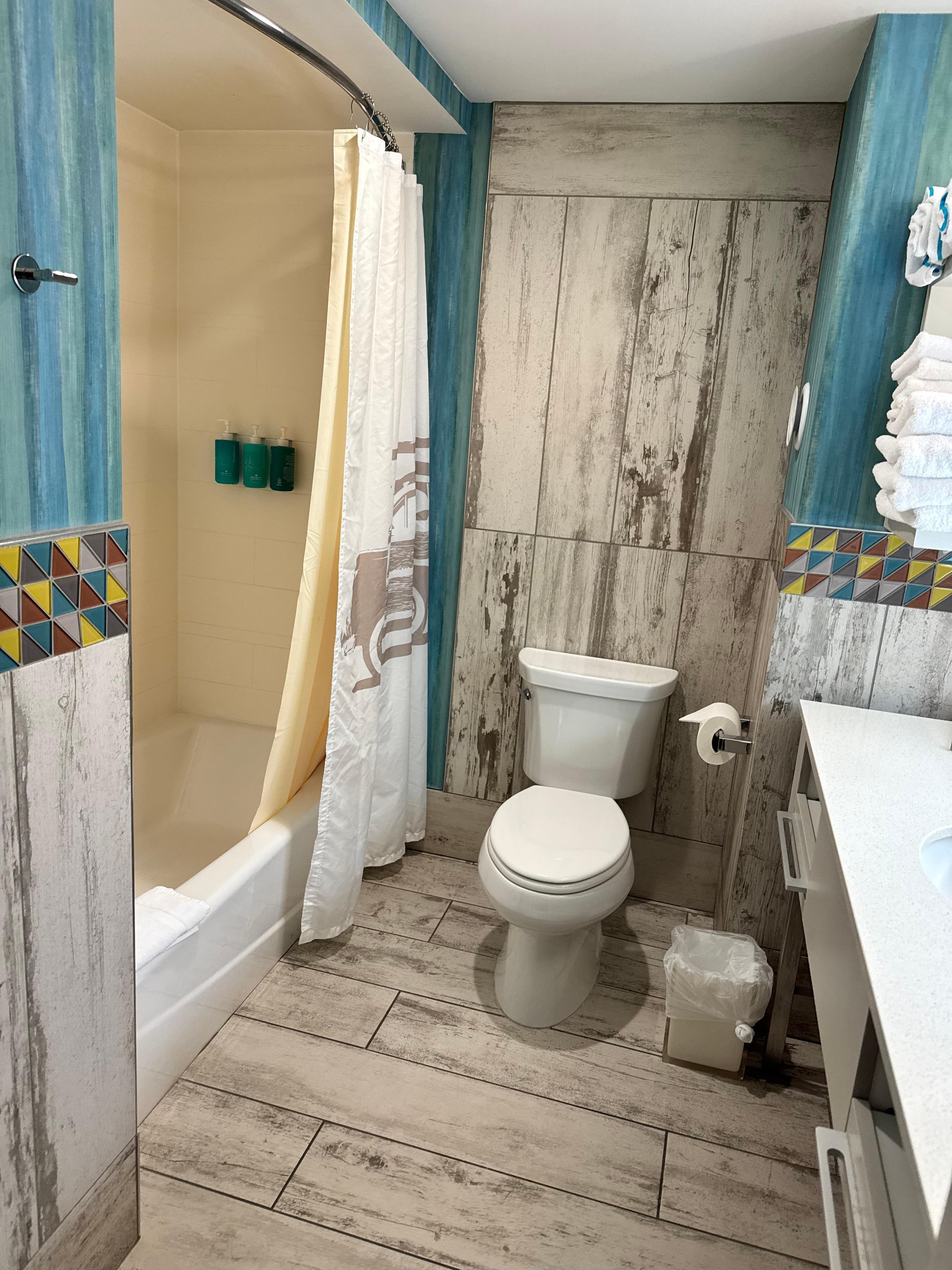 Plenty of towels and pool towels, shampoo, conditioner, body wash, face soap included.