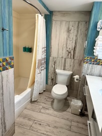 Plenty of towels and pool towels, shampoo, conditioner, body wash, face soap included.