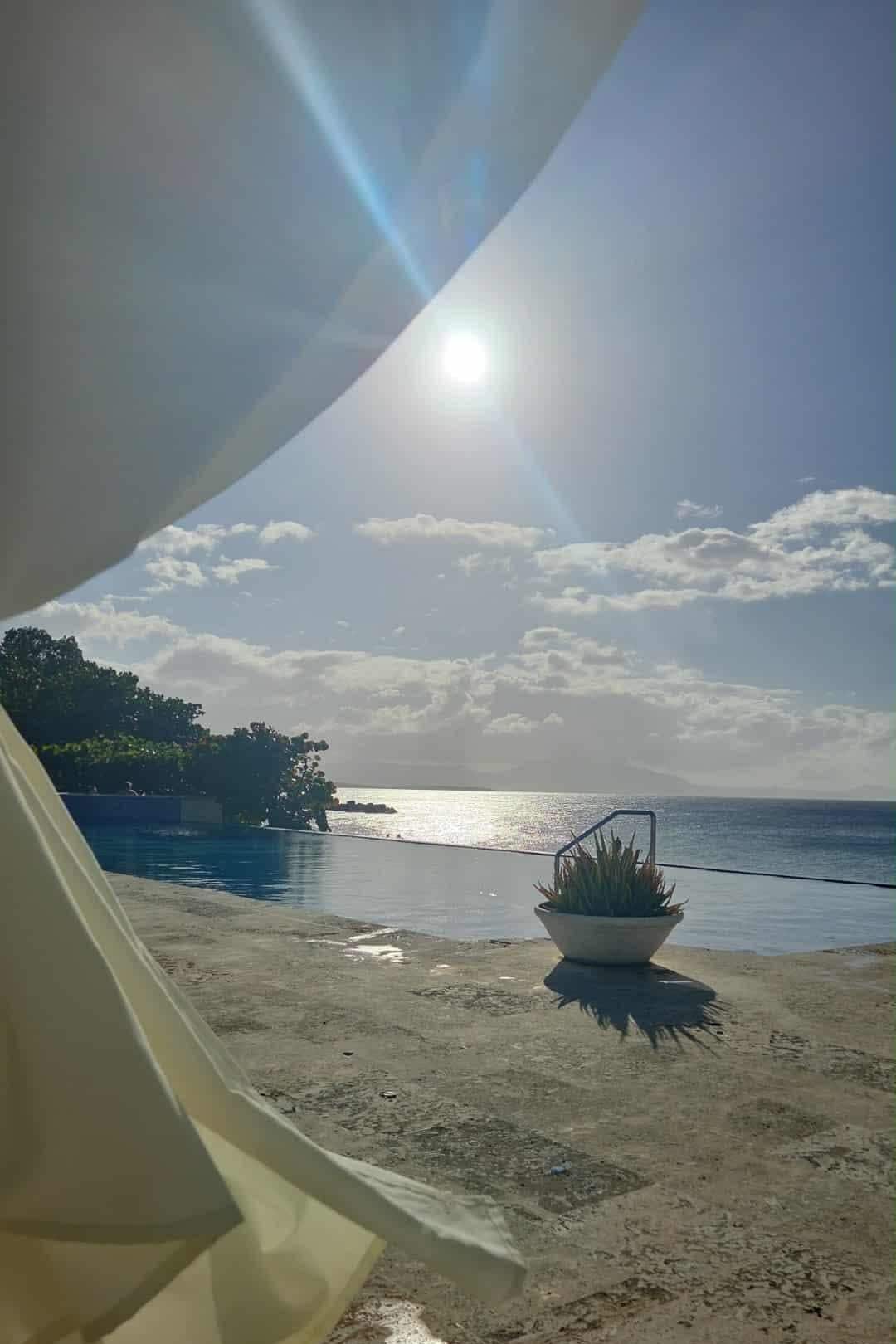 Au bord de la ́piscine