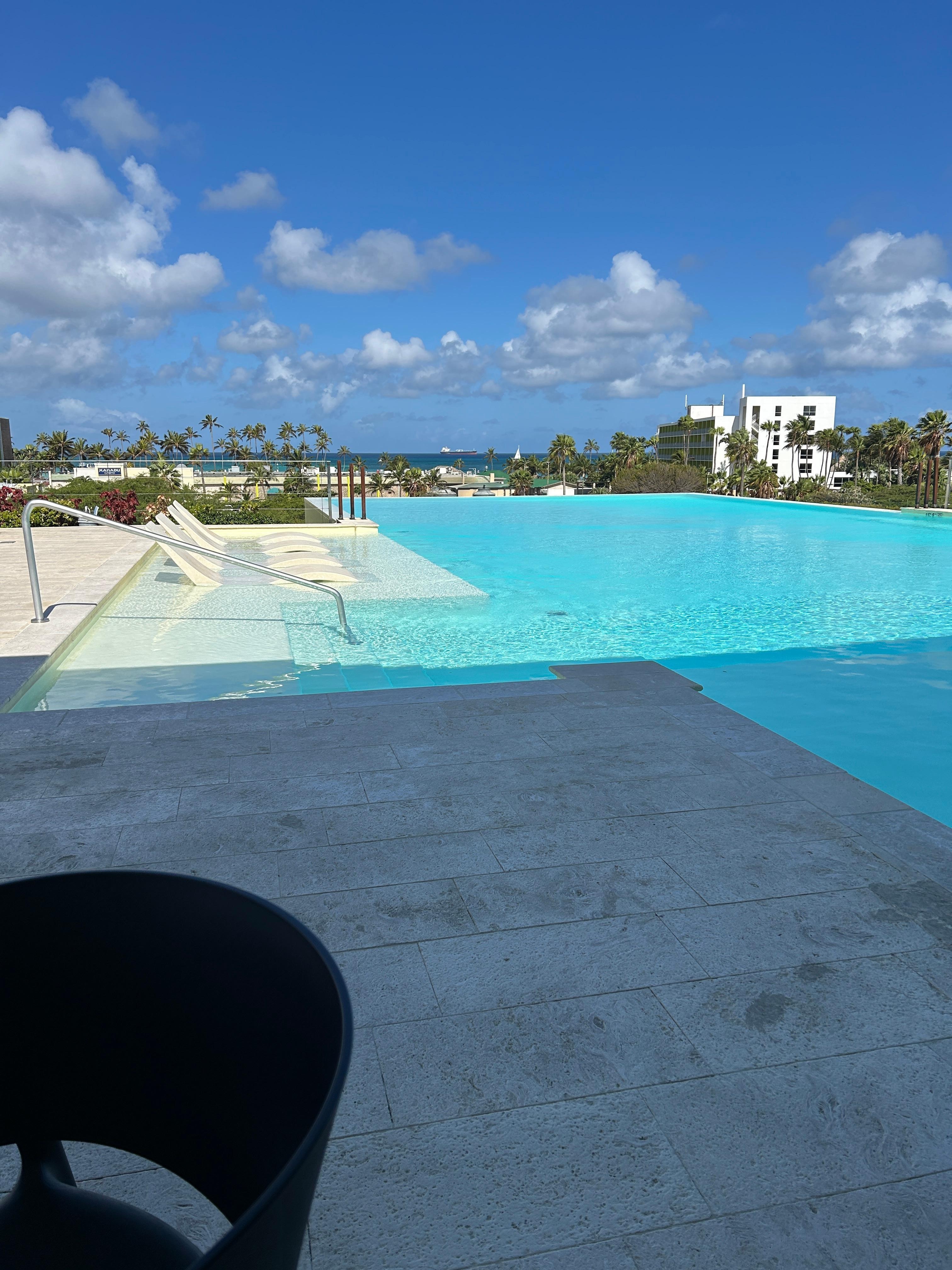 Gorgeous infinity pool, adults only!
