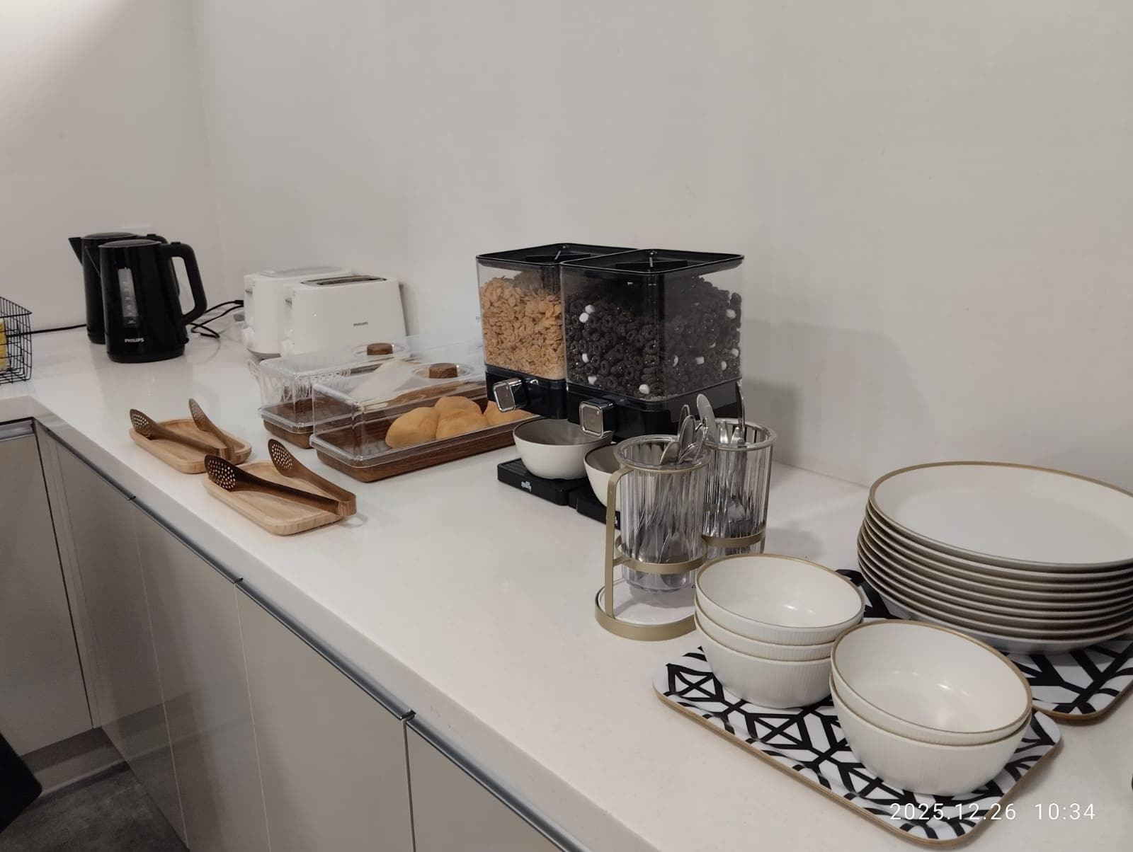 共用廚房-白面包.杯面