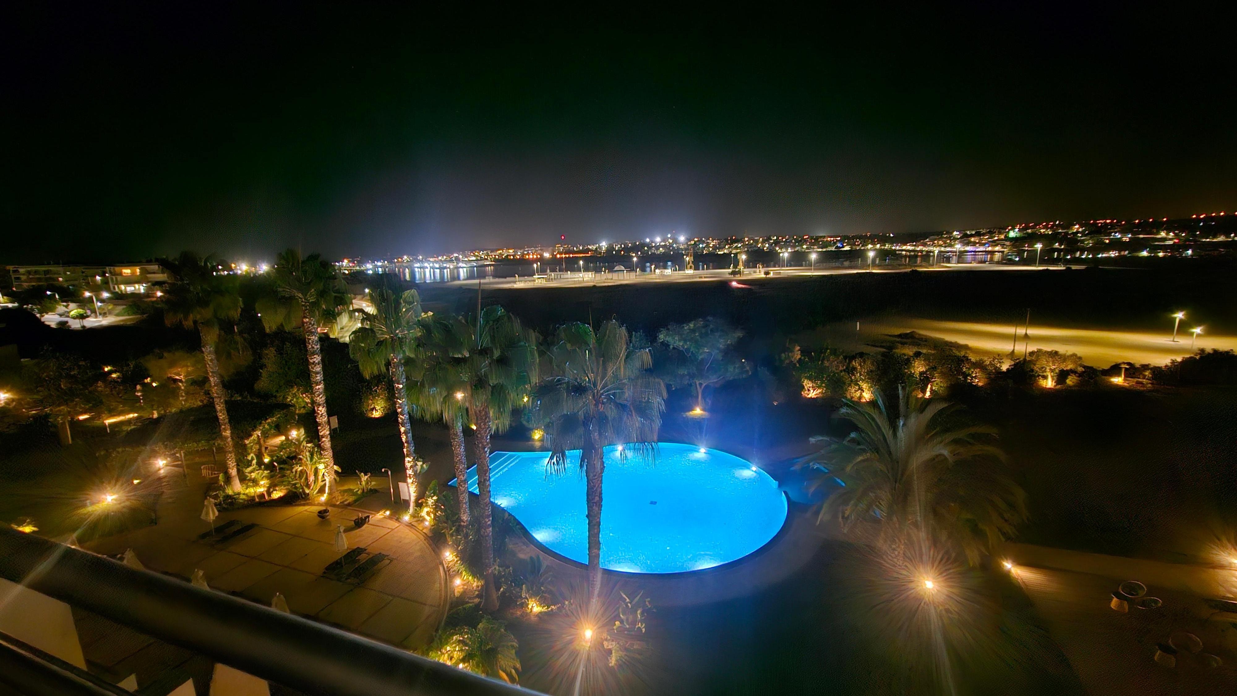 Visão noturna do terraço do apartamento.