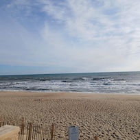 The beach was a short 2 minute walk from the house and was beautiful!