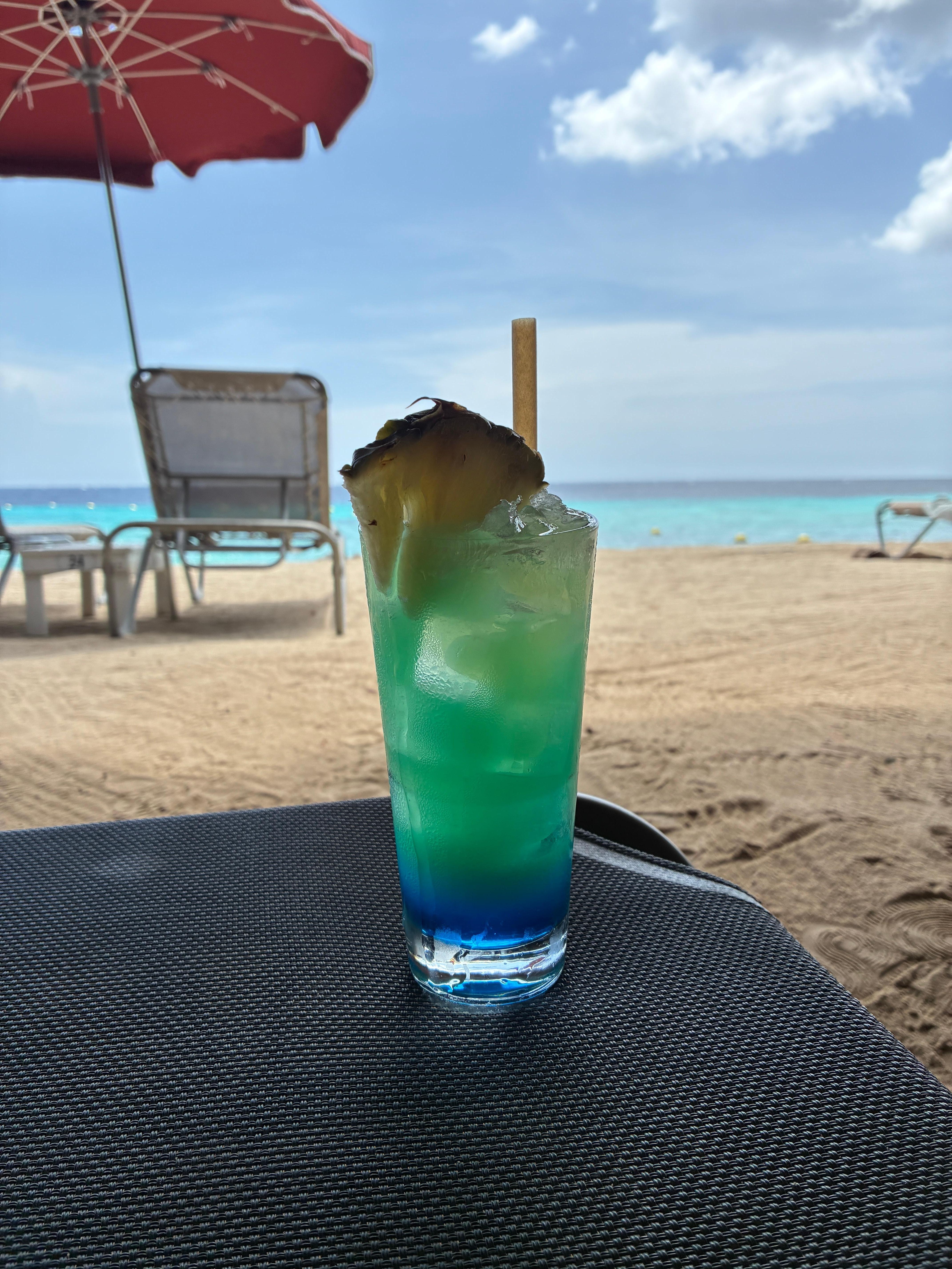 Kleine Erfrischung am Resort-Strand.