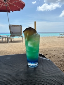 Kleine Erfrischung am Resort-Strand.