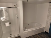 Nice jacuzzi tub!