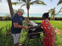 préparation des langoustes au barbec avec notre petite maman du Sénégal!
