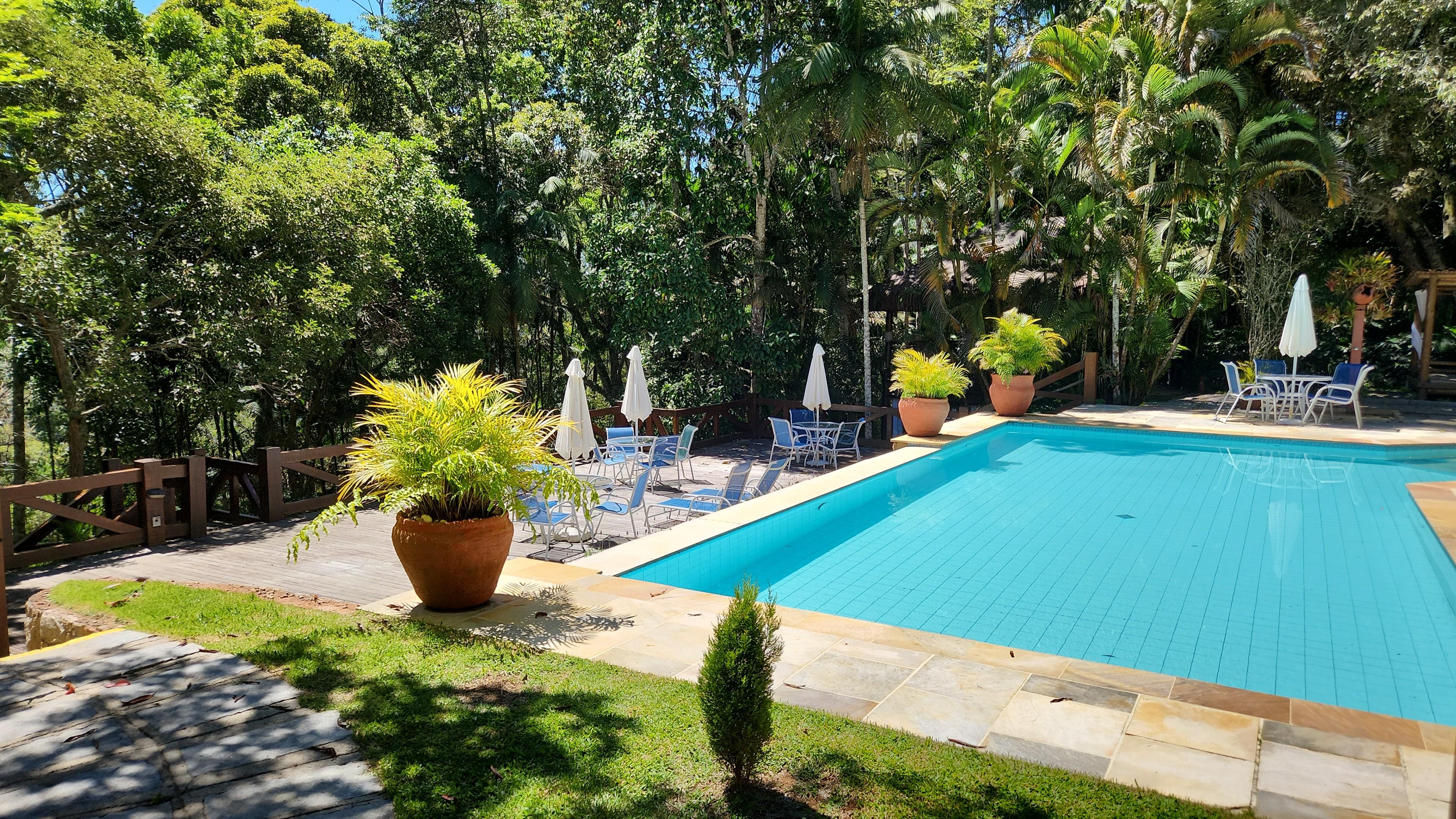 Area externa com linda vista verde, piscina, sauna e hidro