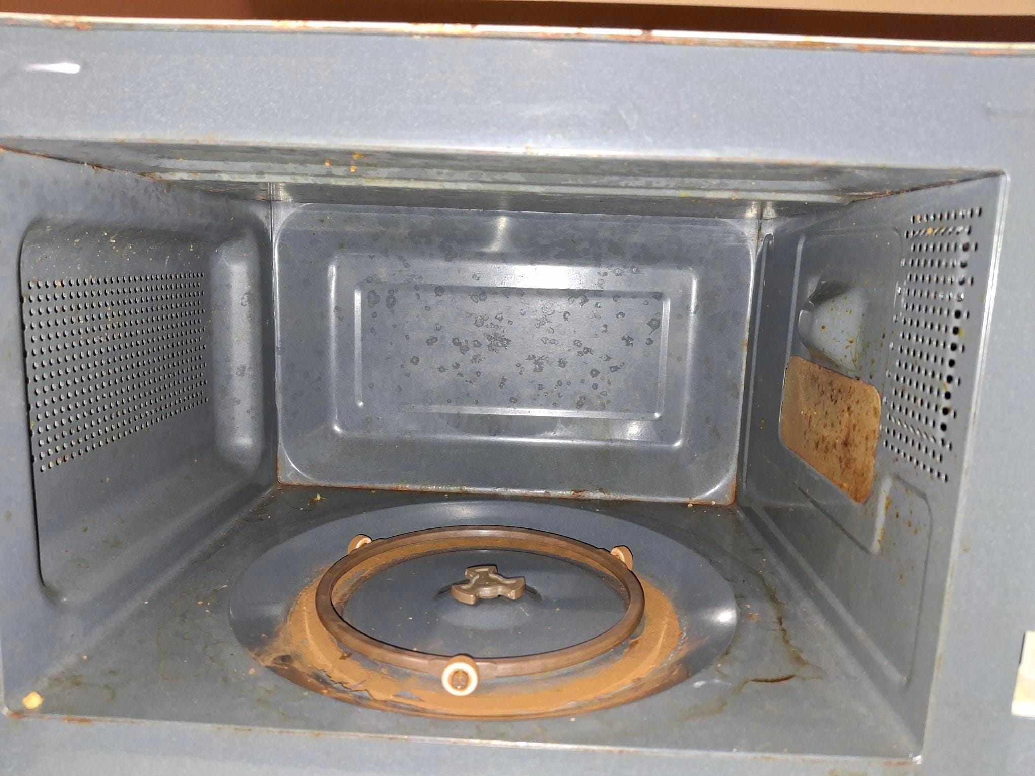 Micro-Ondes Area (rouille interne)