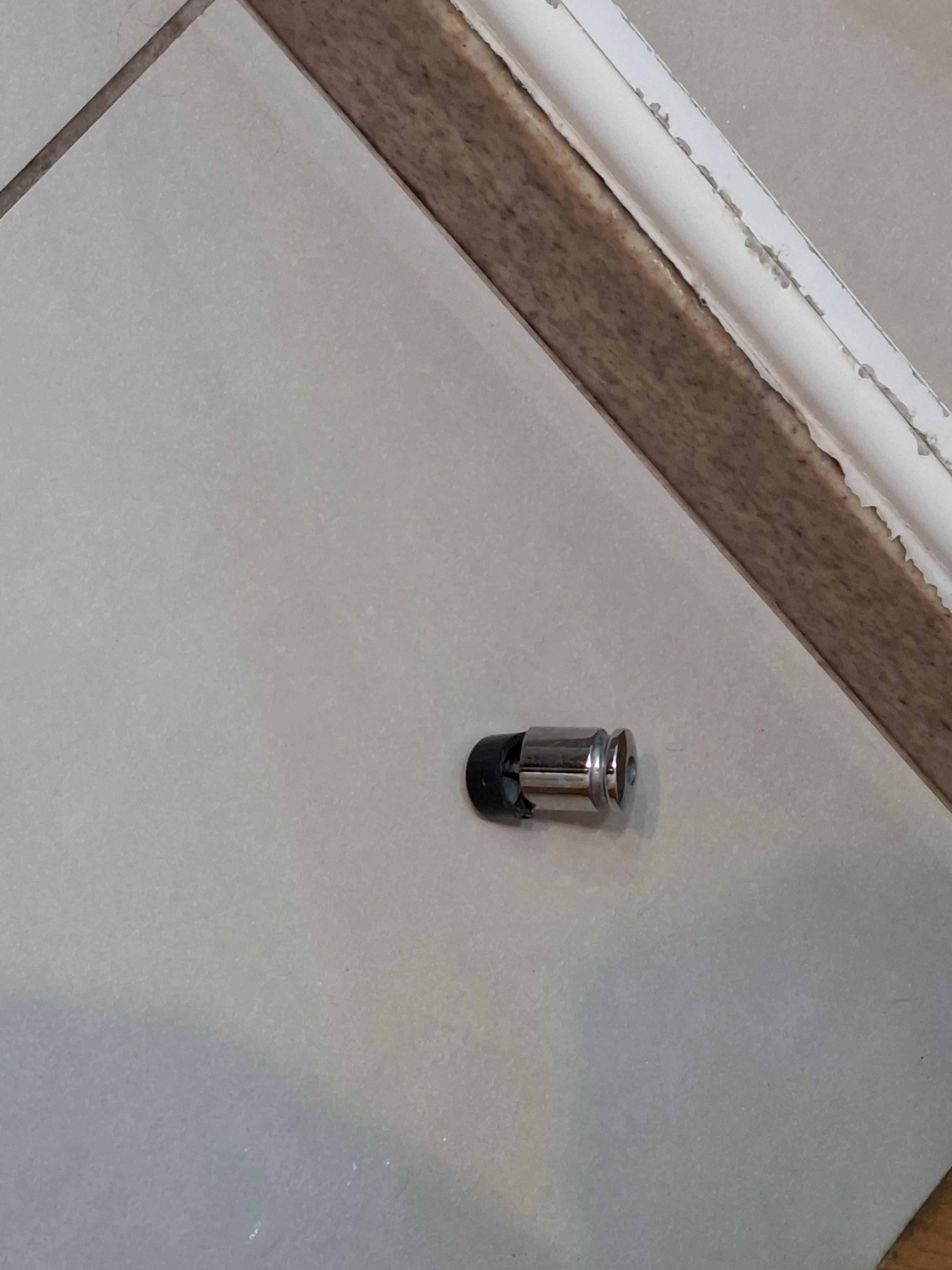 Batente da porta do banheiro e moldura da porta do box