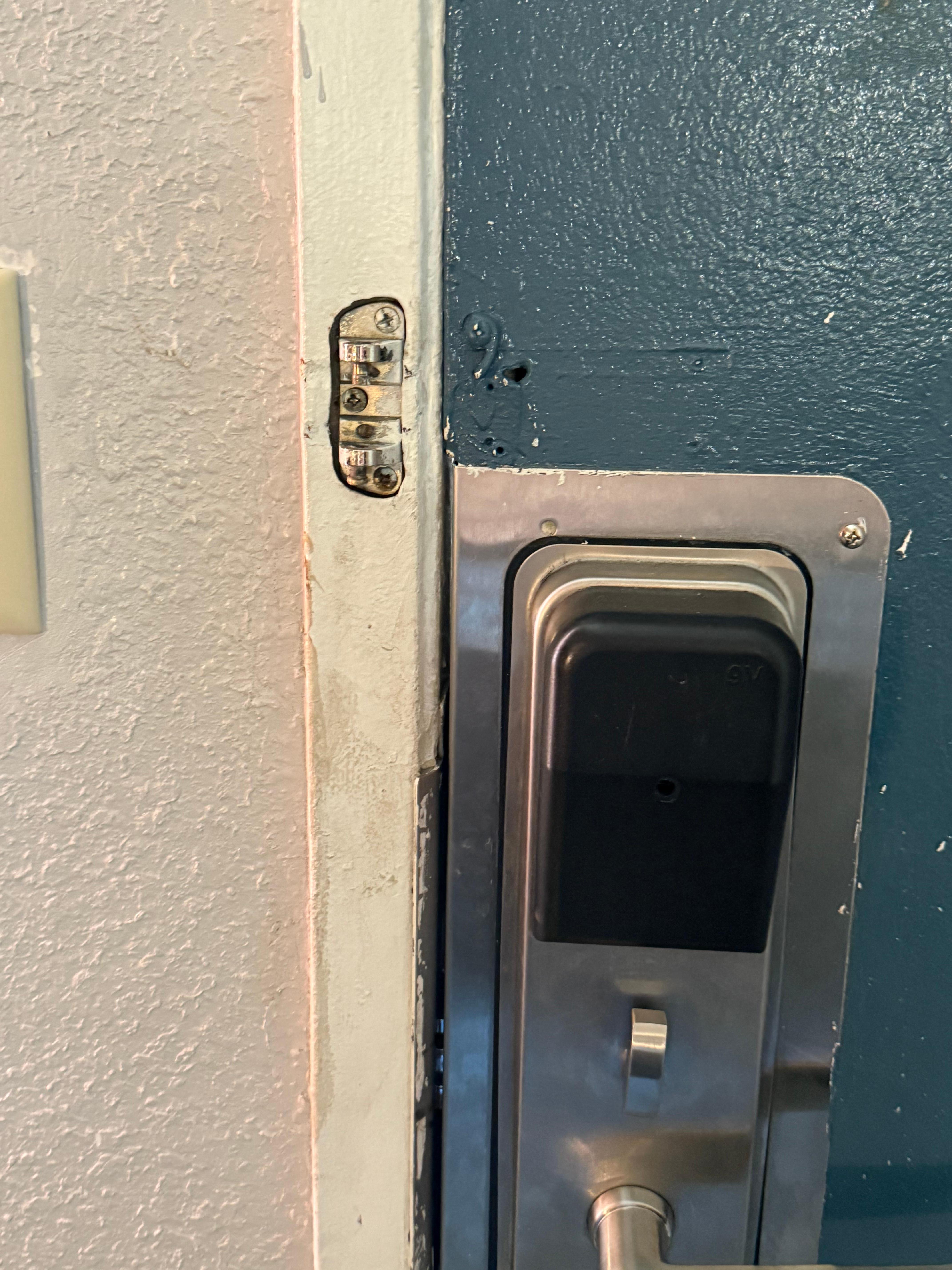 Lock door broke 