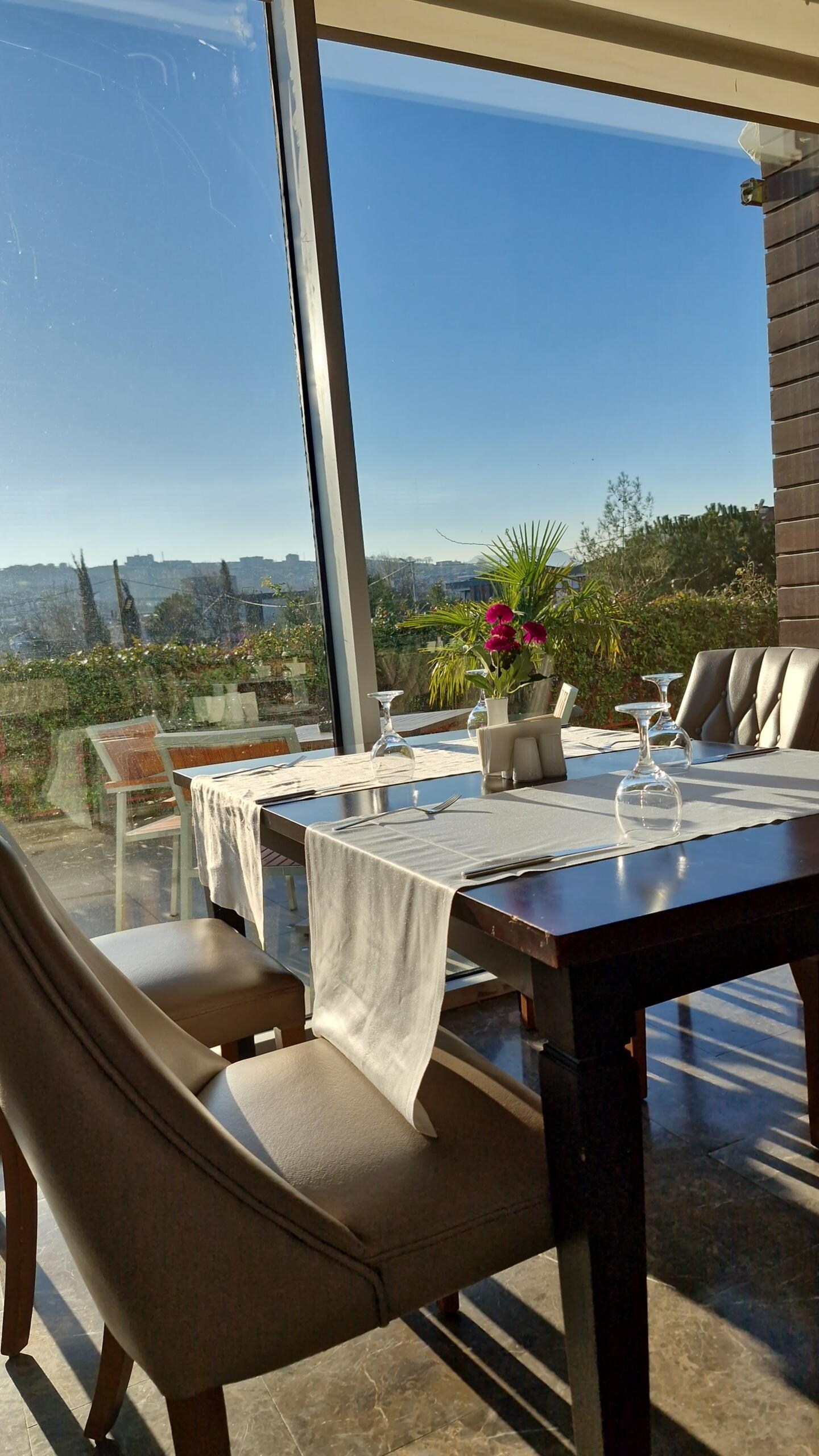 Dining ambience do peaceful.