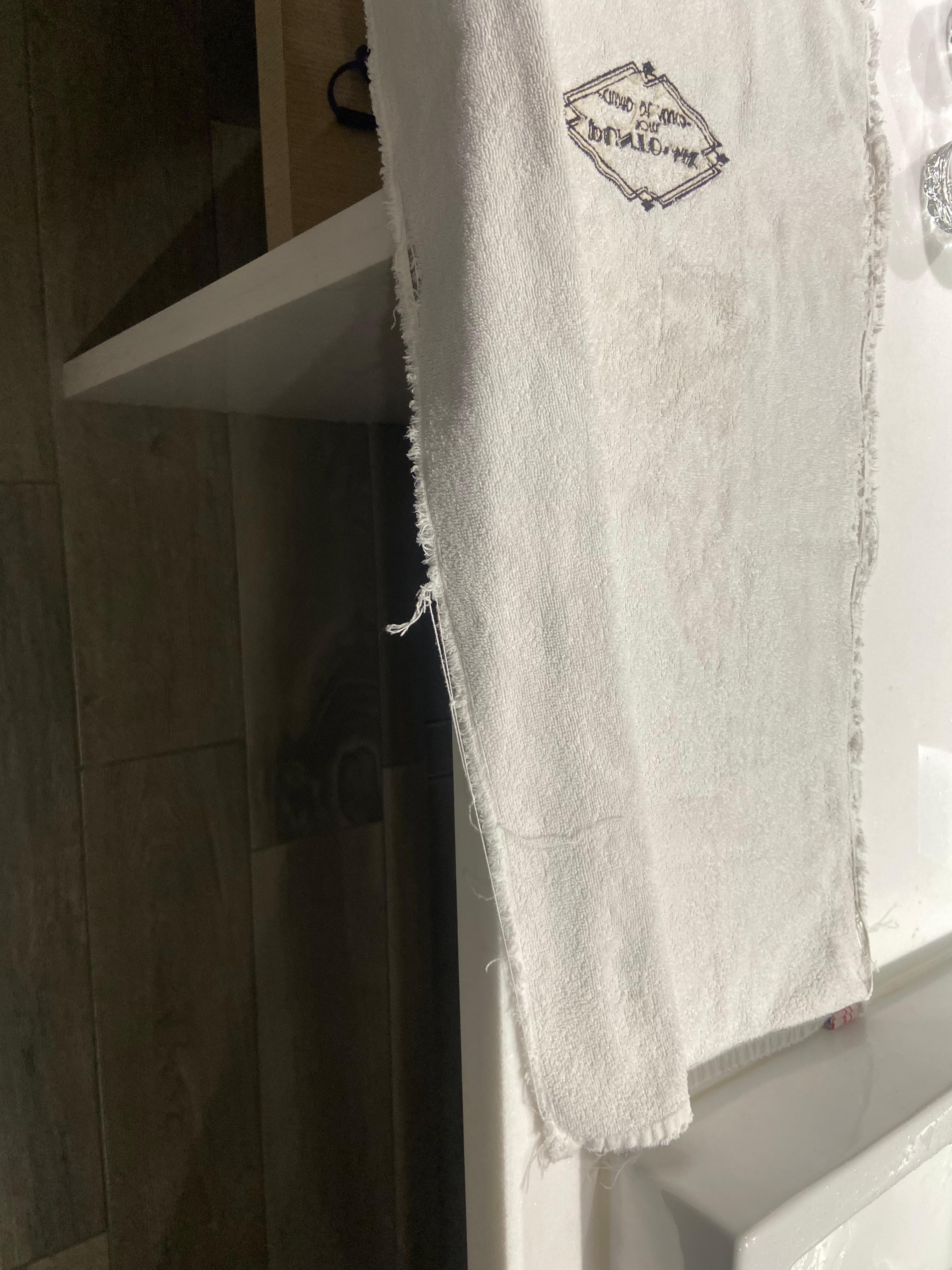 Las toallas muy desgastadas.