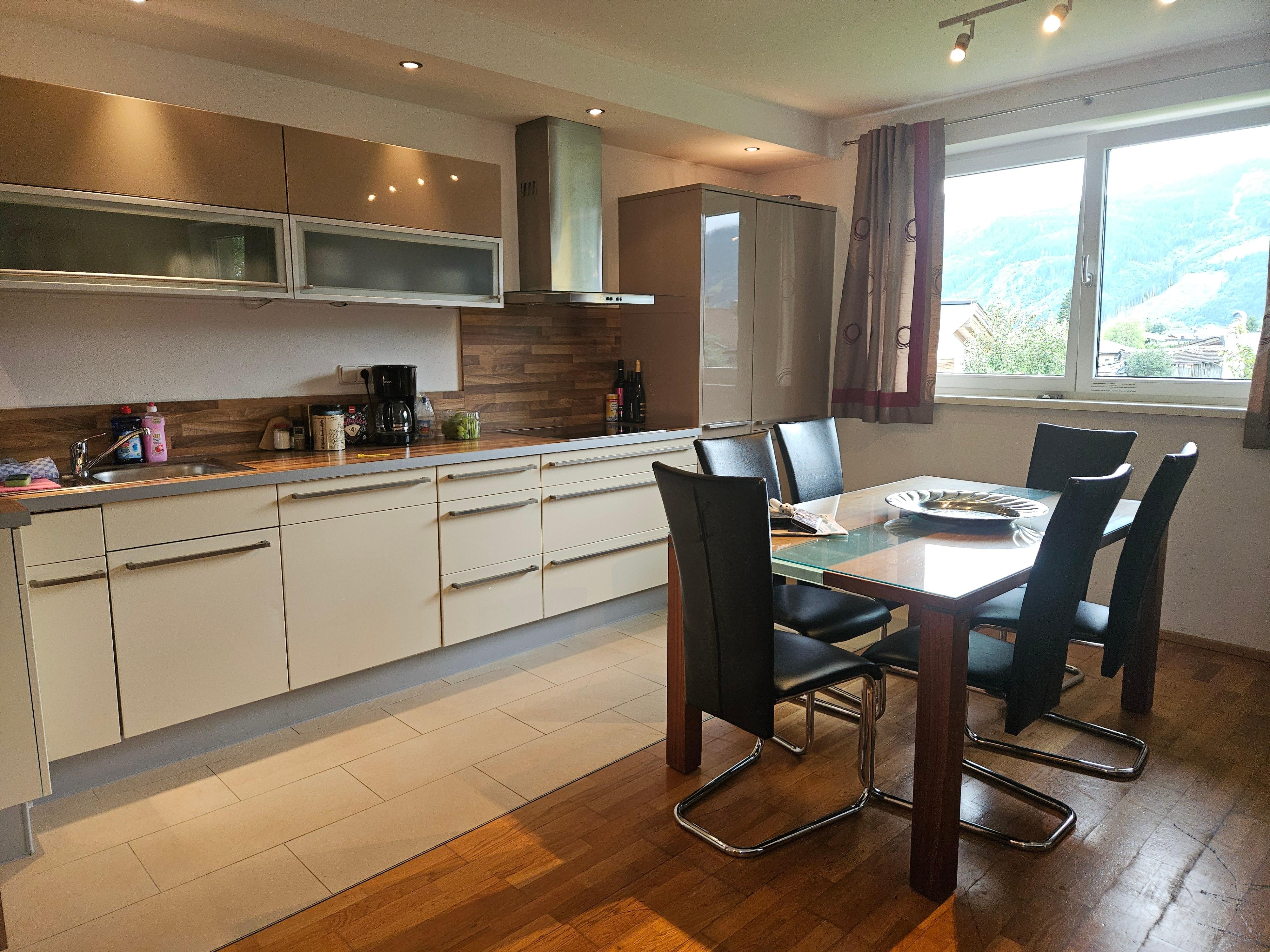 Schöne grosse und helle koch Ecke die super ausgestattet ist.