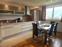 Schöne grosse und helle koch Ecke die super ausgestattet ist.