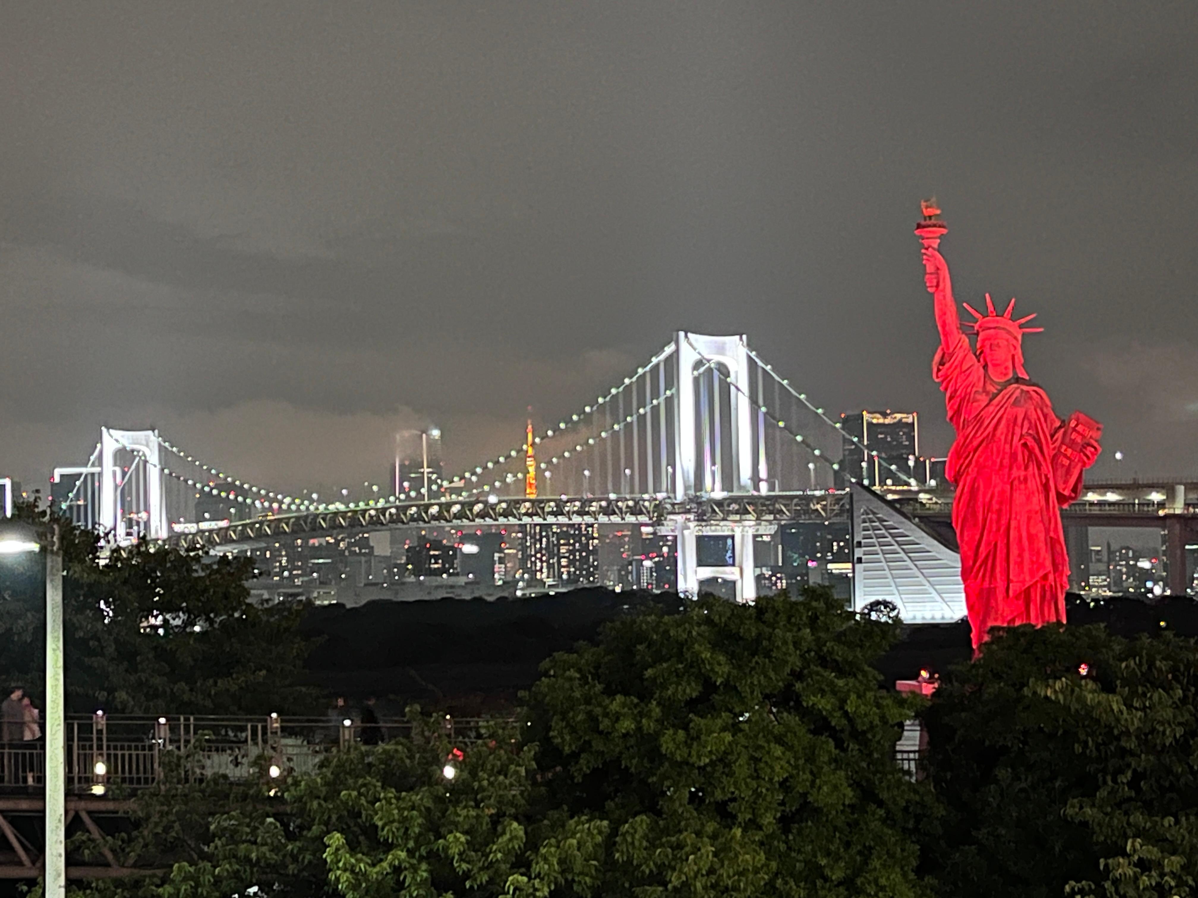 All the famous landmarks in the same frame- Statue of Liberty also donated by France, the Rainbow bridge and the Tokyo tower! 