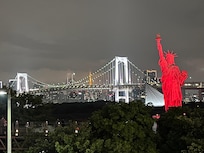 All the famous landmarks in the same frame- Statue of Liberty also donated by France, the Rainbow bridge and the Tokyo tower!