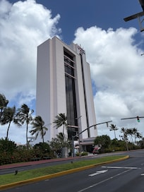 道路向かいからのホテル