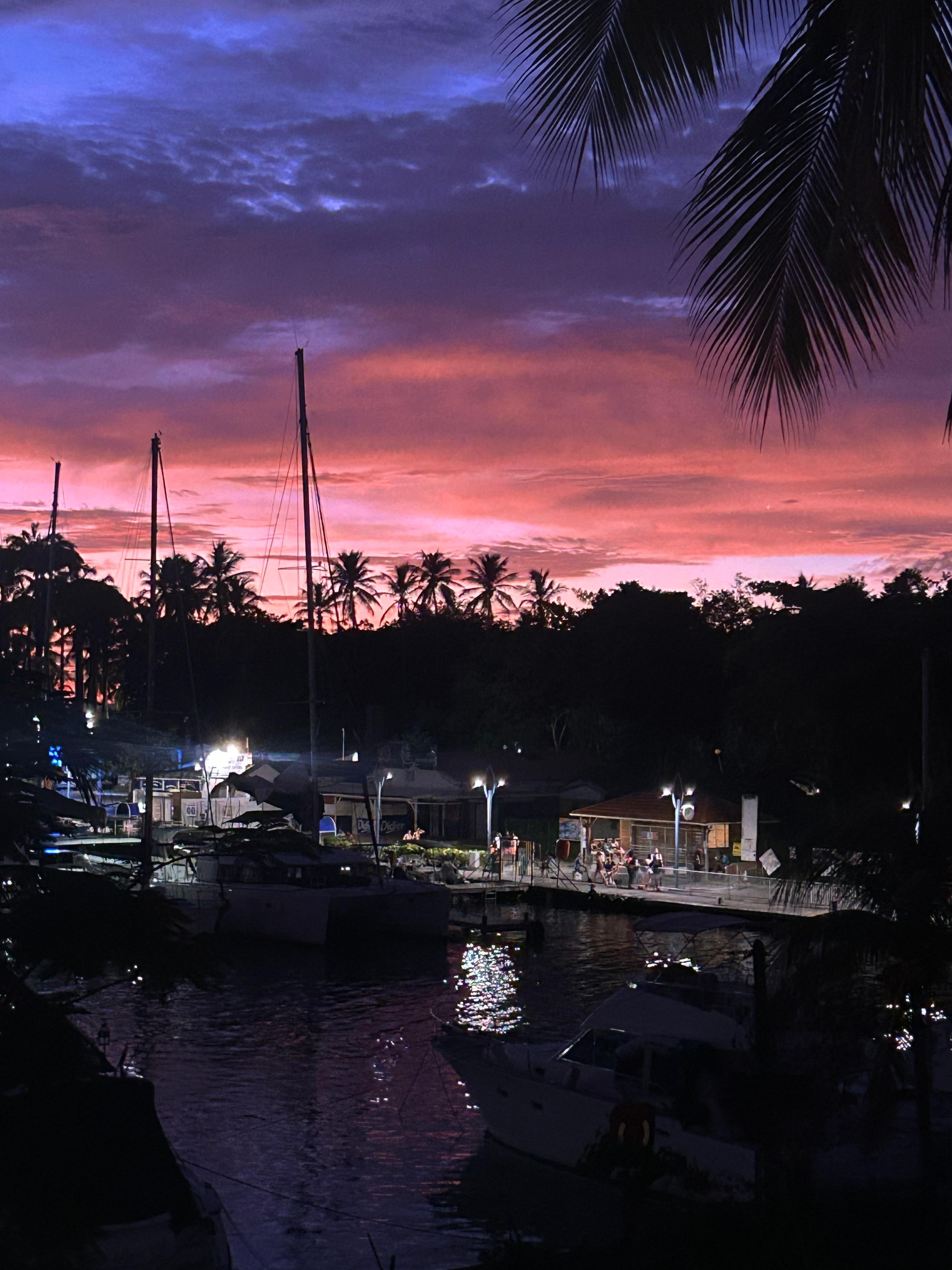 Vue du patio le soir. 