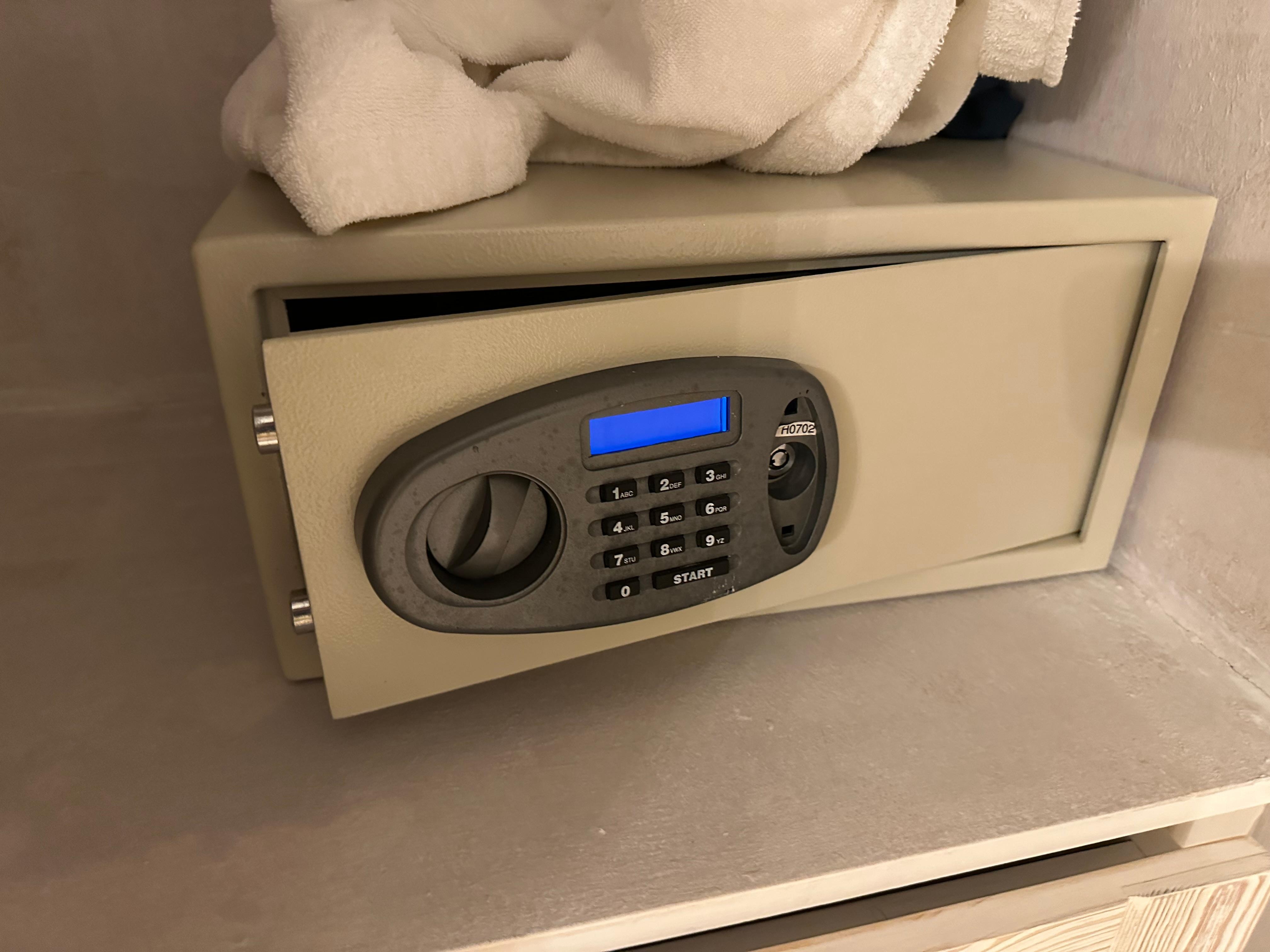 Room safe that did not function/close