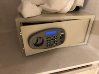 Room safe that did not function/close