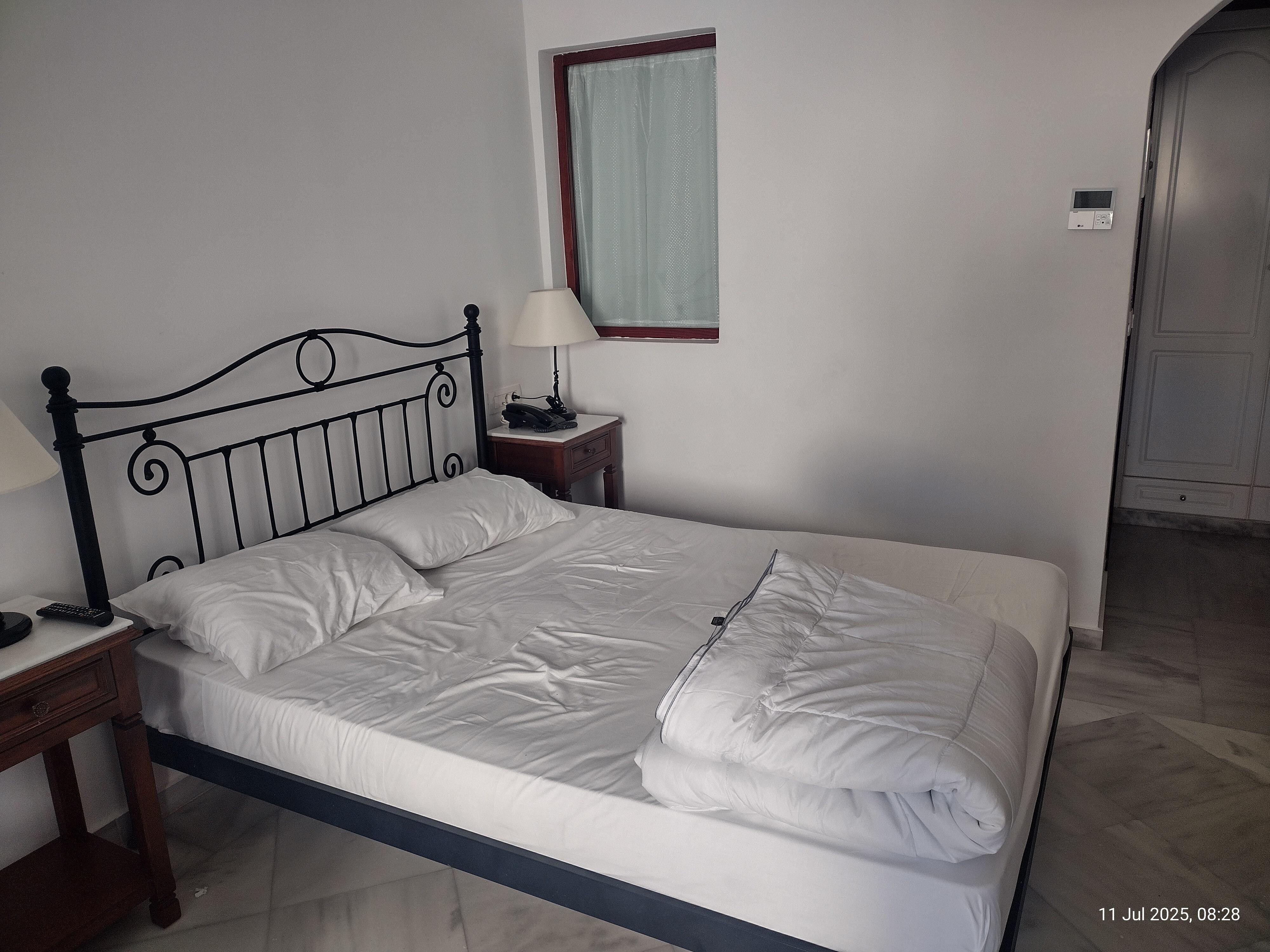 We think this is a double not a queen size bed