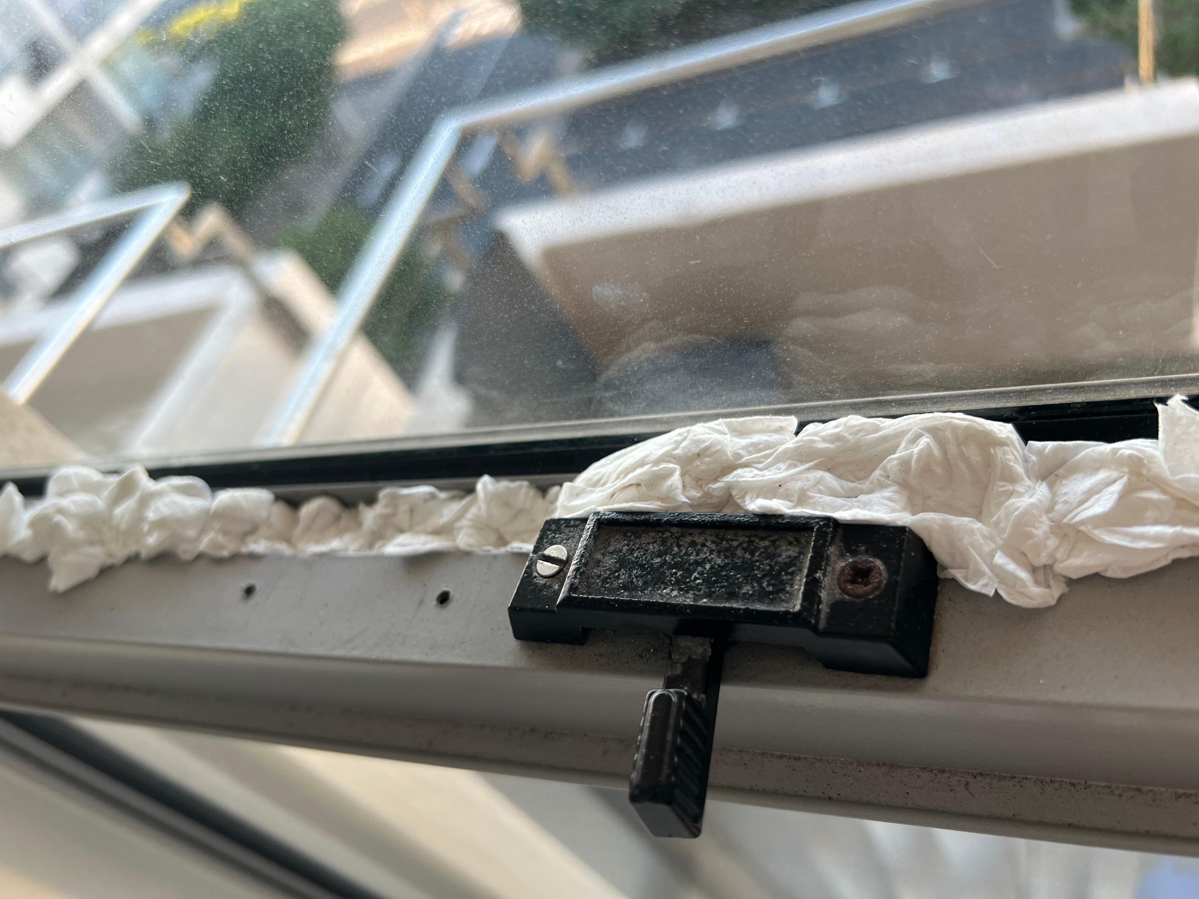 Undichtes Fenster mit Toilettenpapier 