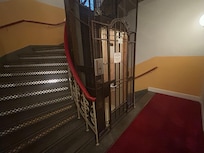 歴史を感じるレトロなエレベーター、ゆっくりですが問題なく稼働します!