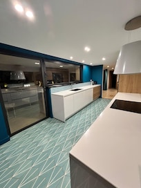 Küche im unteren Bereich des Hauses mit direktem Zugang zum Garten