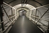 ホテルへの高架歩道内