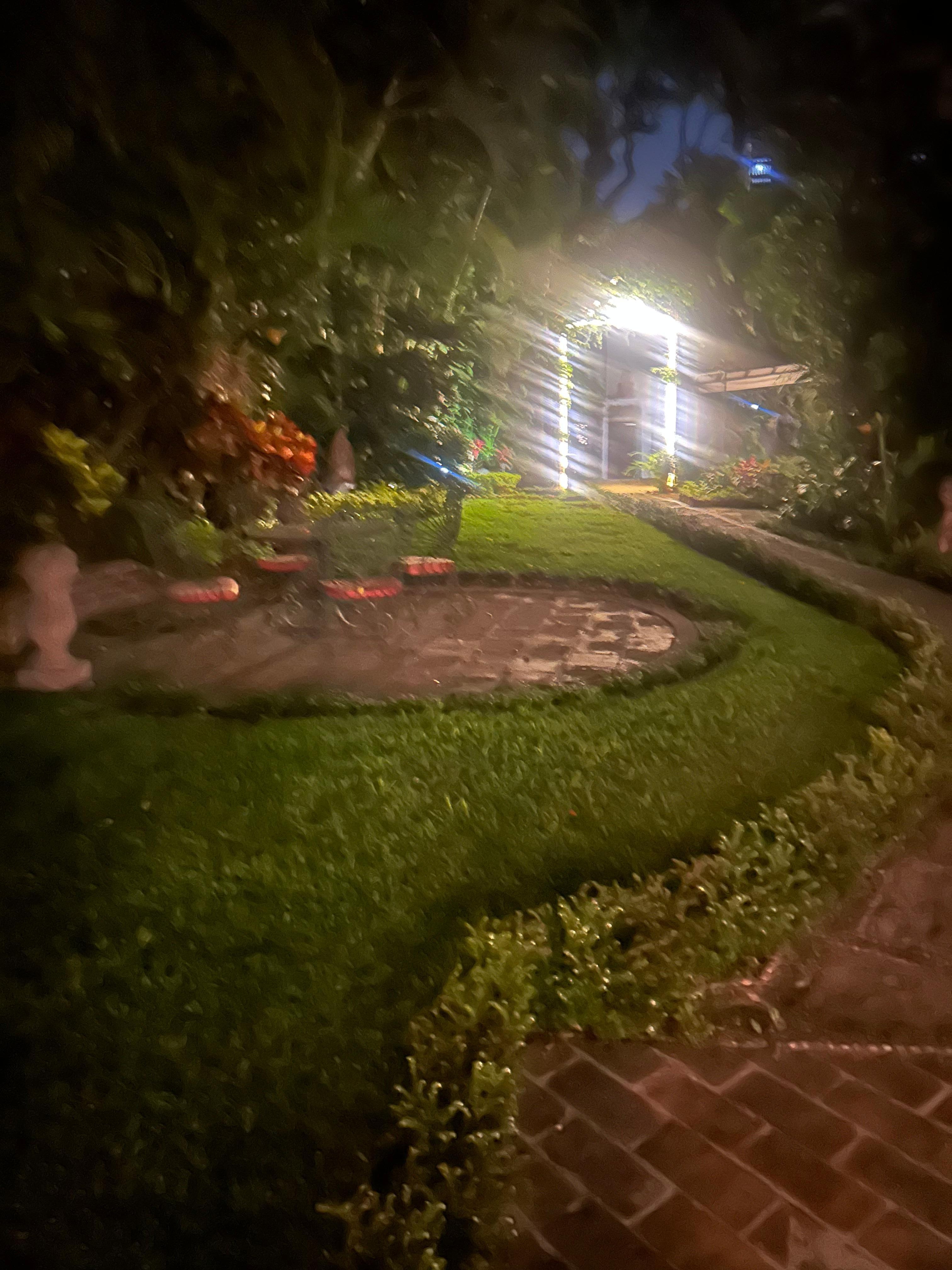 Muy bonito se siente mucha paz y tranquilidad muy silencioso eso me encantó!