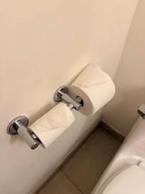 Nos dieron un papel de baño a la mitad