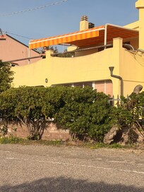 Das Haus mit Parkplatz direkt davor.