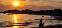 Coucher de soleil sur la plage sauvage