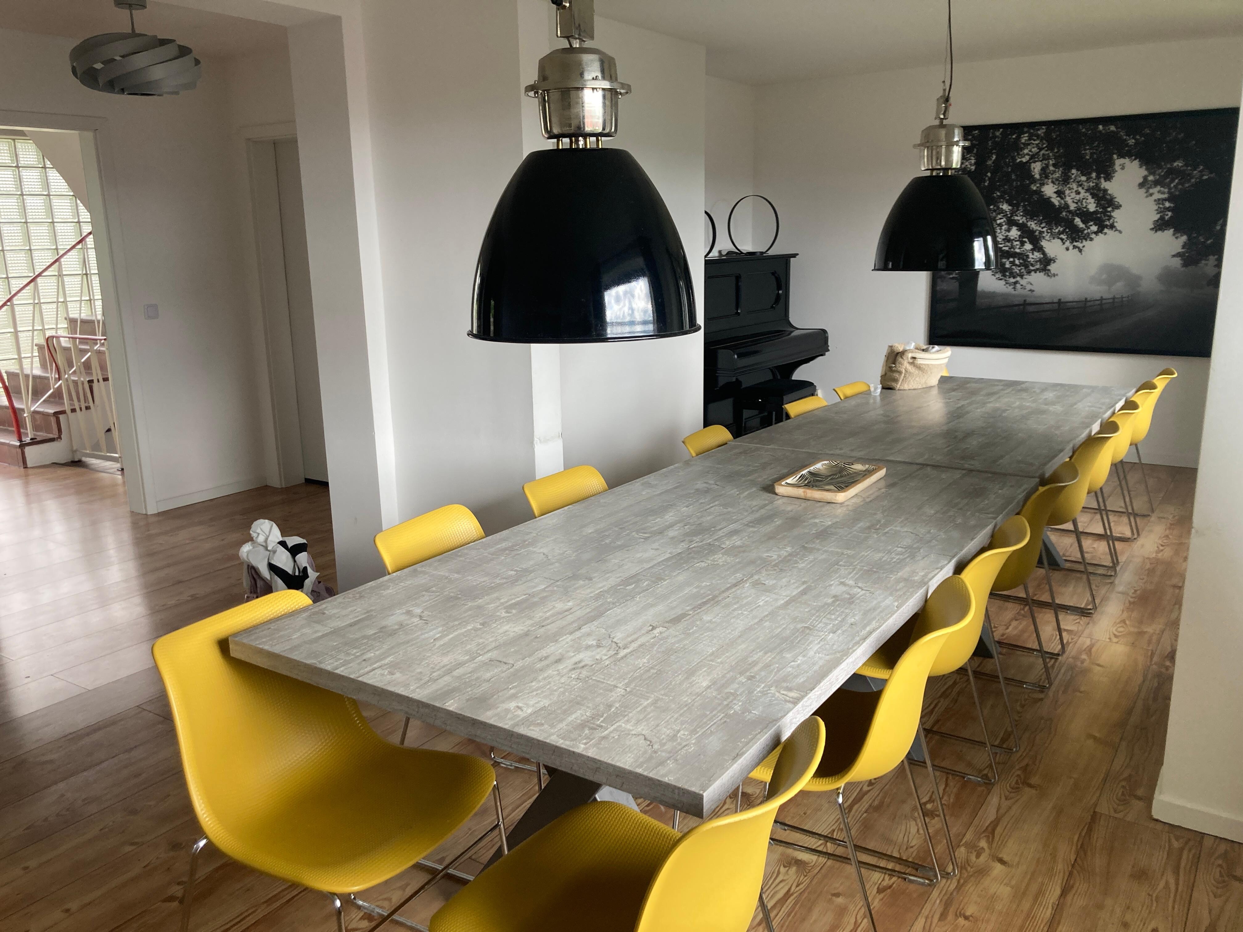 Grote eettafel en een piano