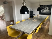 Grote eettafel en een piano