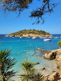 Vue de l'île face au charmant village de Sant Elm.