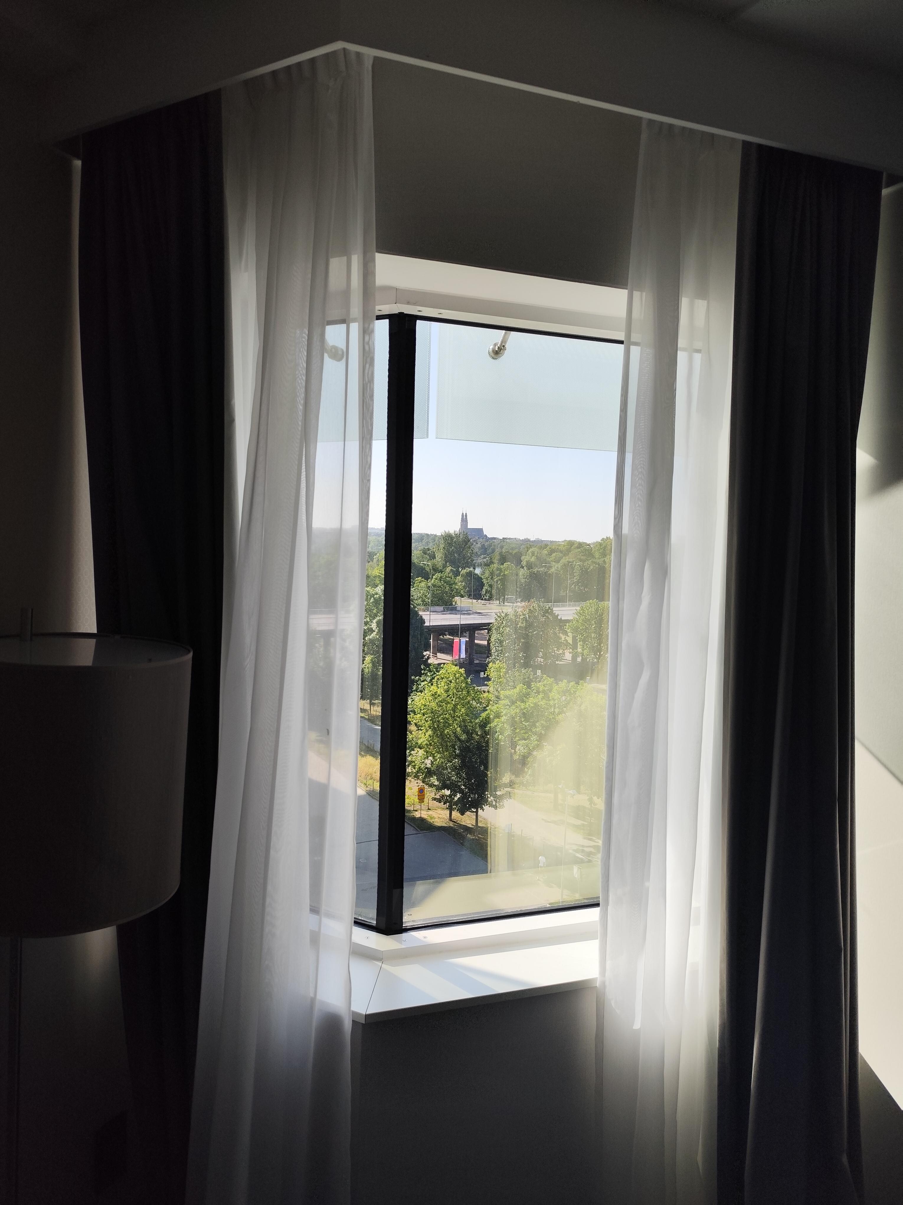 Litet fönster i hörn rum