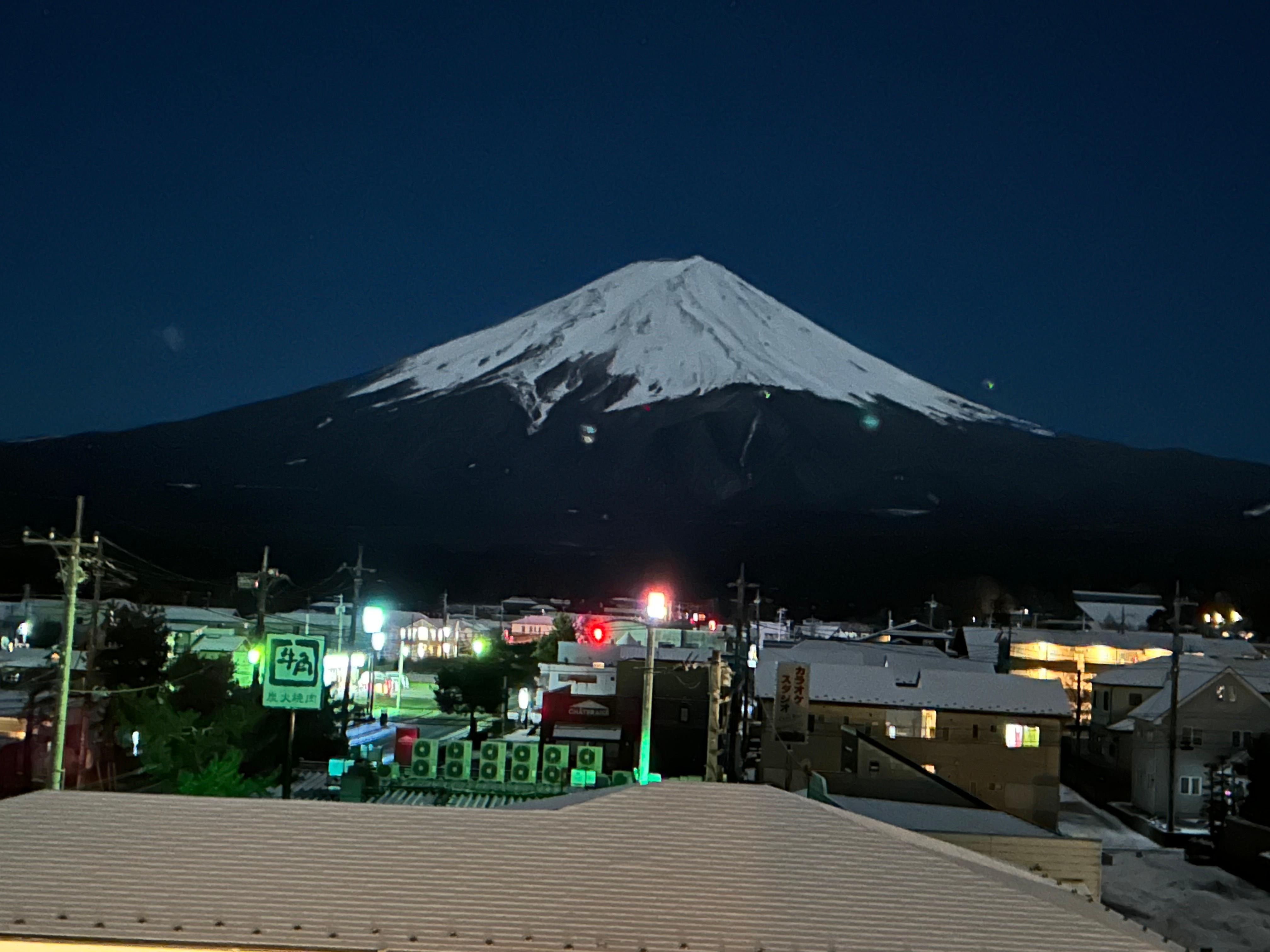 夜中でもくっきり富士山が見えてビックリ‼️