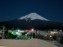 夜中でもくっきり富士山が見えてビックリ‼️