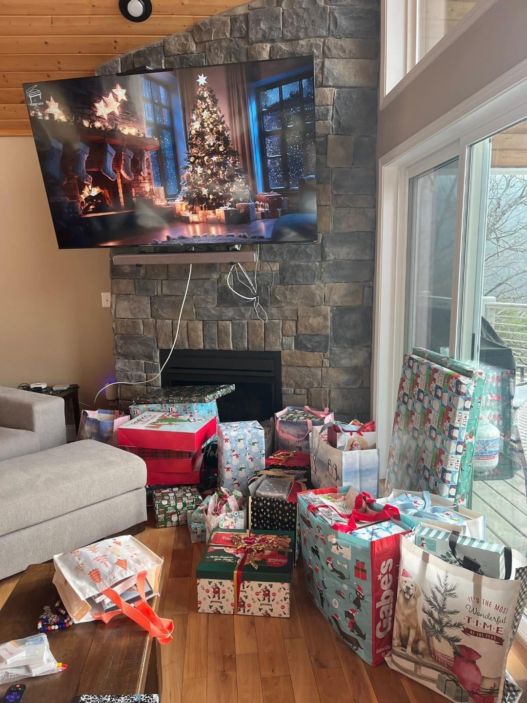 Extremely large TV which was great for men watching sports. Large living room with 3 couches made opening
up Christmas gifts and playing family games fun.